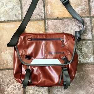 Patagonia Black Hole Mini Messenger 12L Bag 49320 Discontinued Copper Ore